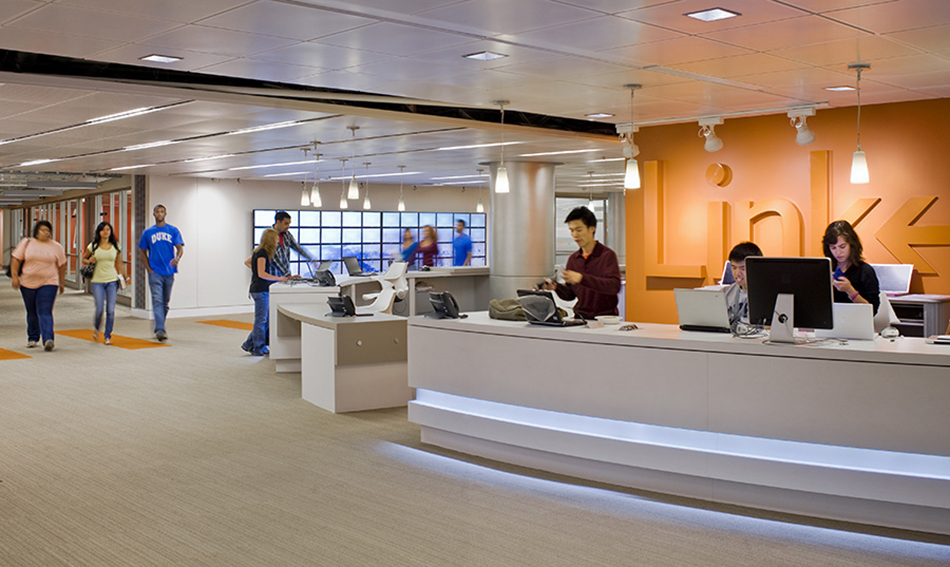 Students standing at Link help desk.